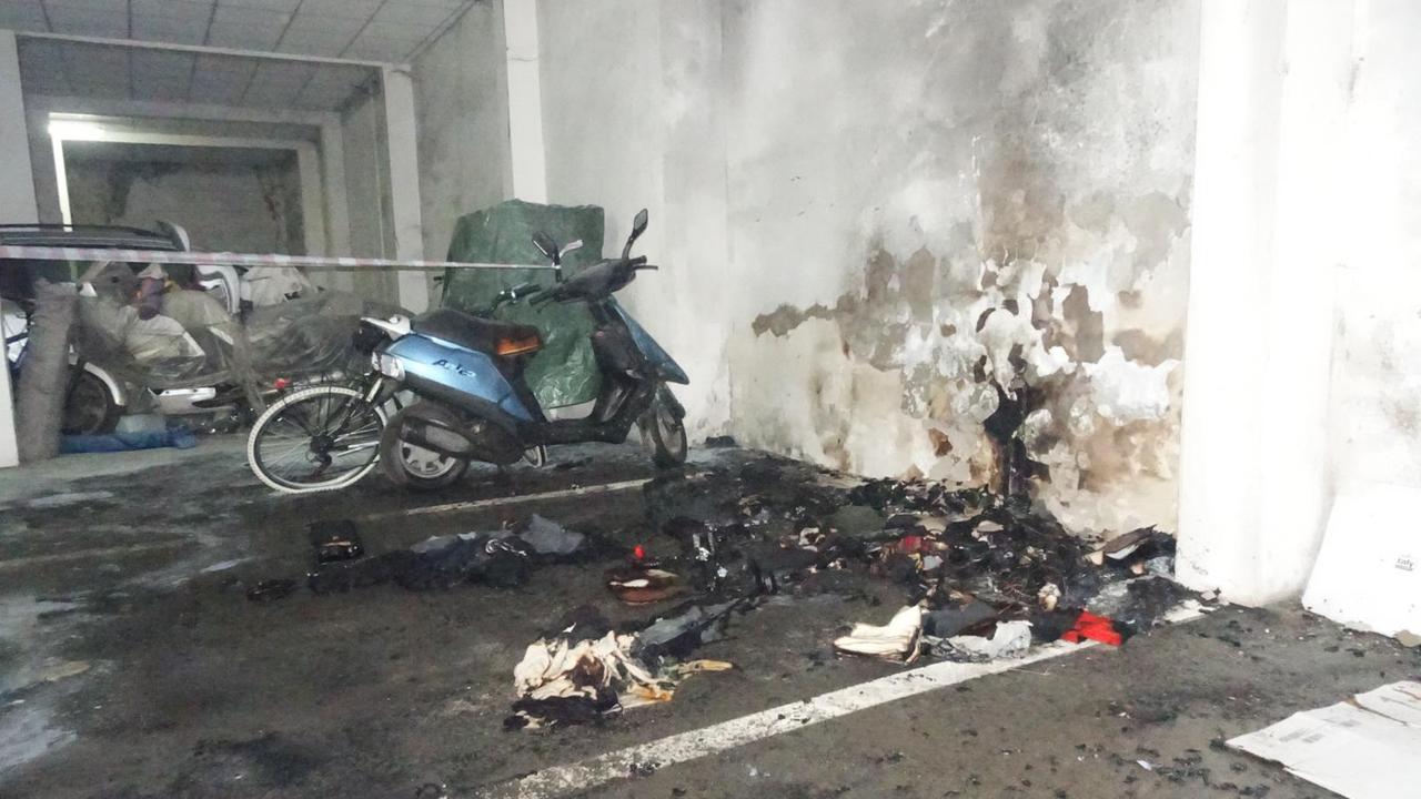 I resti degli oggetti bruciati nel garage di via Borgognoni (foto Gori)