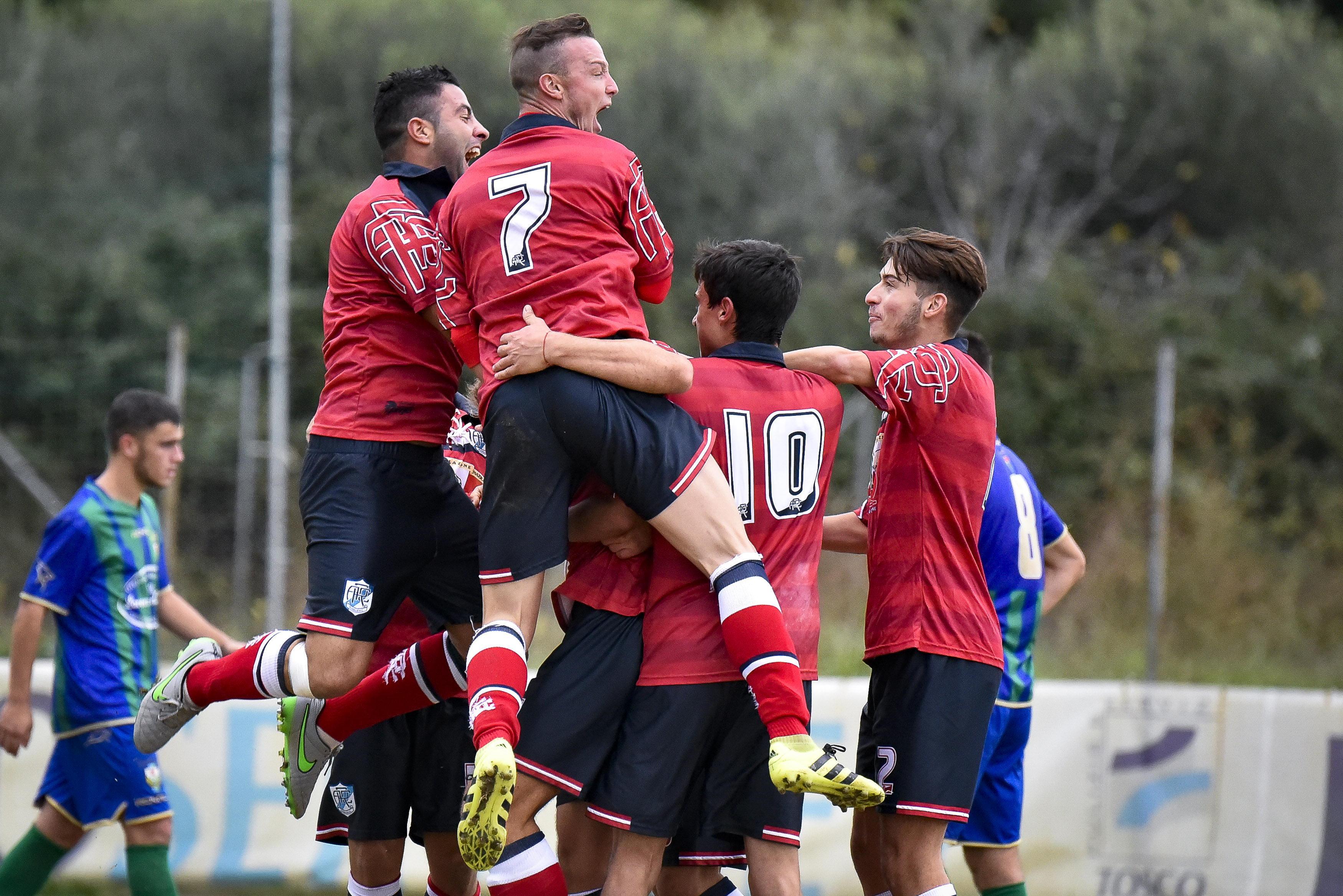 L'esultanza dei giocatori del Roselle dopo uno dei due gol