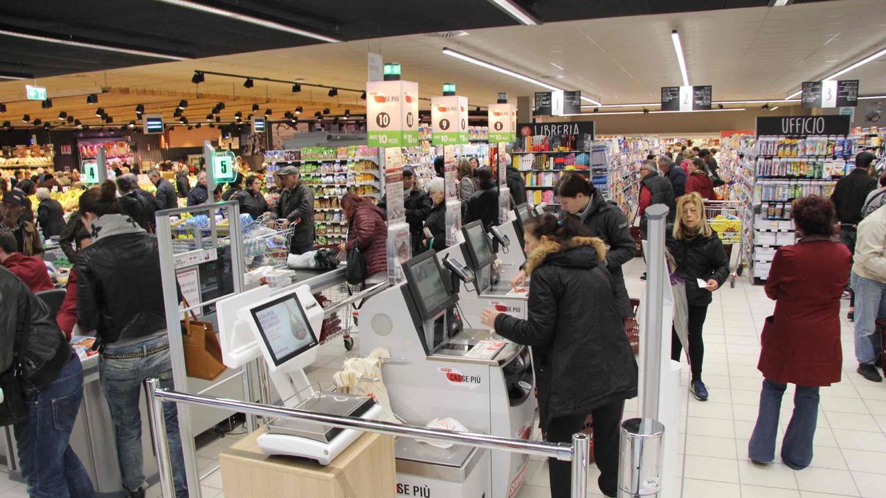 Domenica sempre aperto: Unicoop cambia rotta