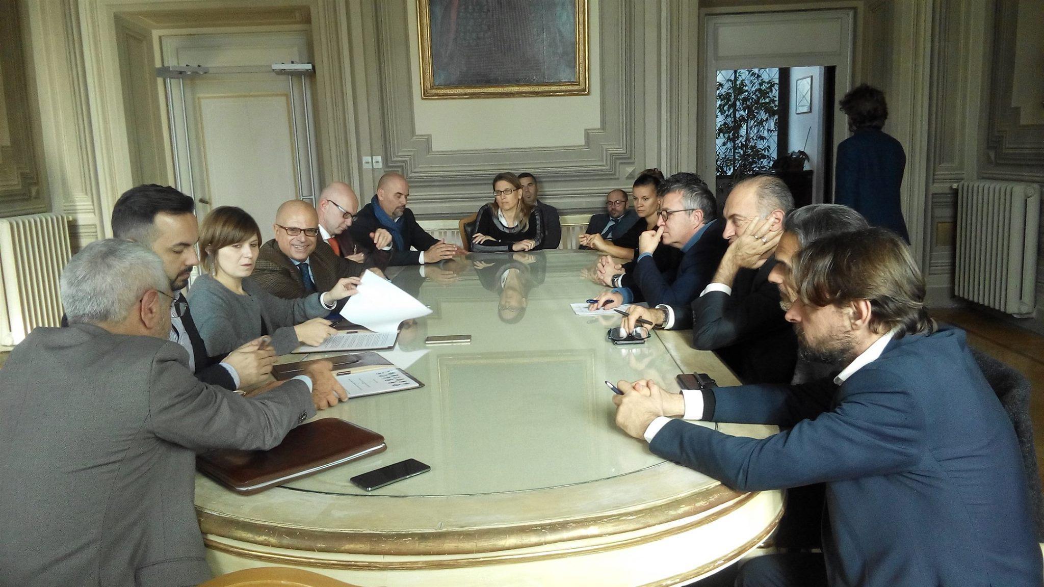 Il tavolo con i sindaci e il prefetto per la firma del patto