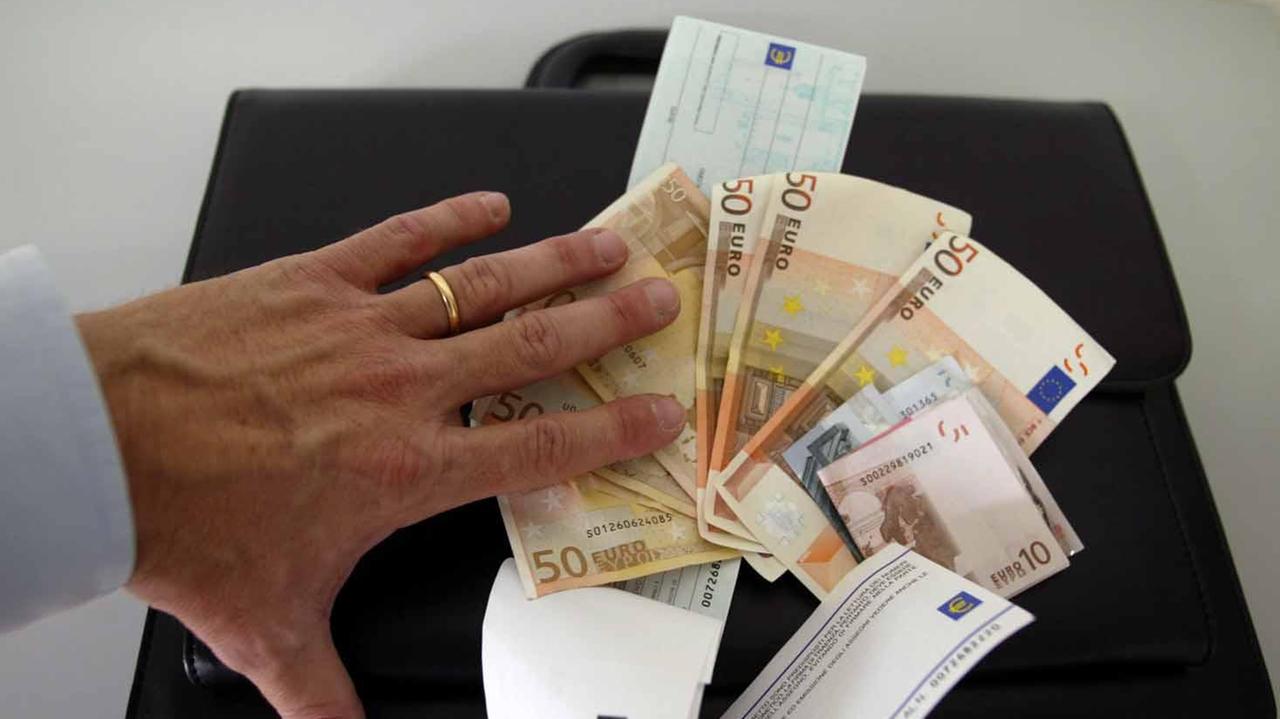 L'avvocato avrebbe sottratto centinaia di migliaia di euro all'assistito