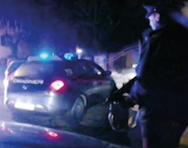 Preso a calci e pugni e legato con lo scotch