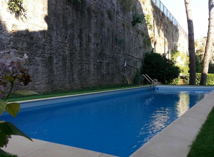 Piscina abusiva, i rivenditori passano da testi a indagati 