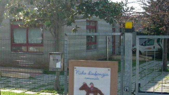 Rischio crolli al nido puntellate le finestre
