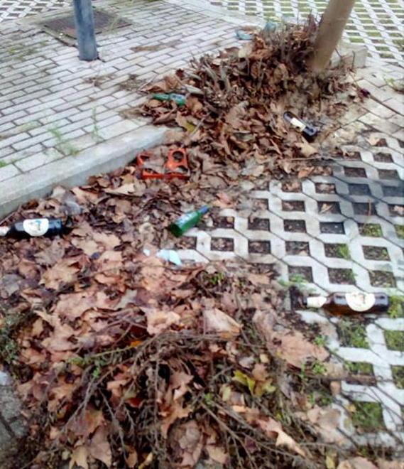 Incivili scatenati nel golfo Sporcizia nel parcheggio