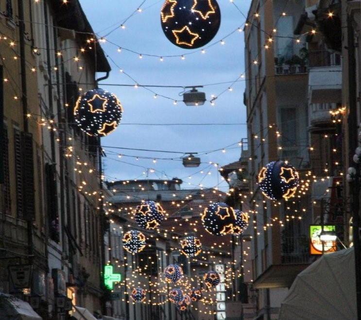 Le luminarie diventano un caso politico 
