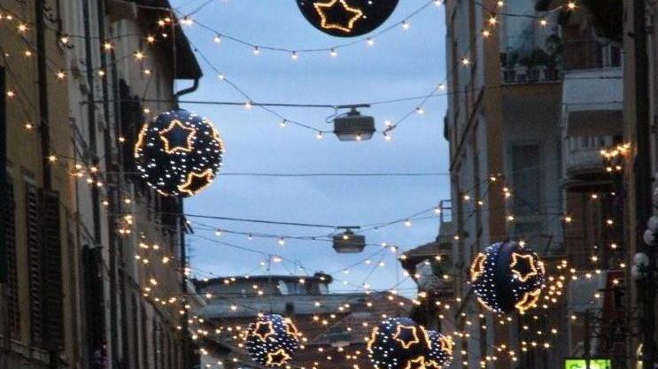 Le luminarie diventano un caso politico