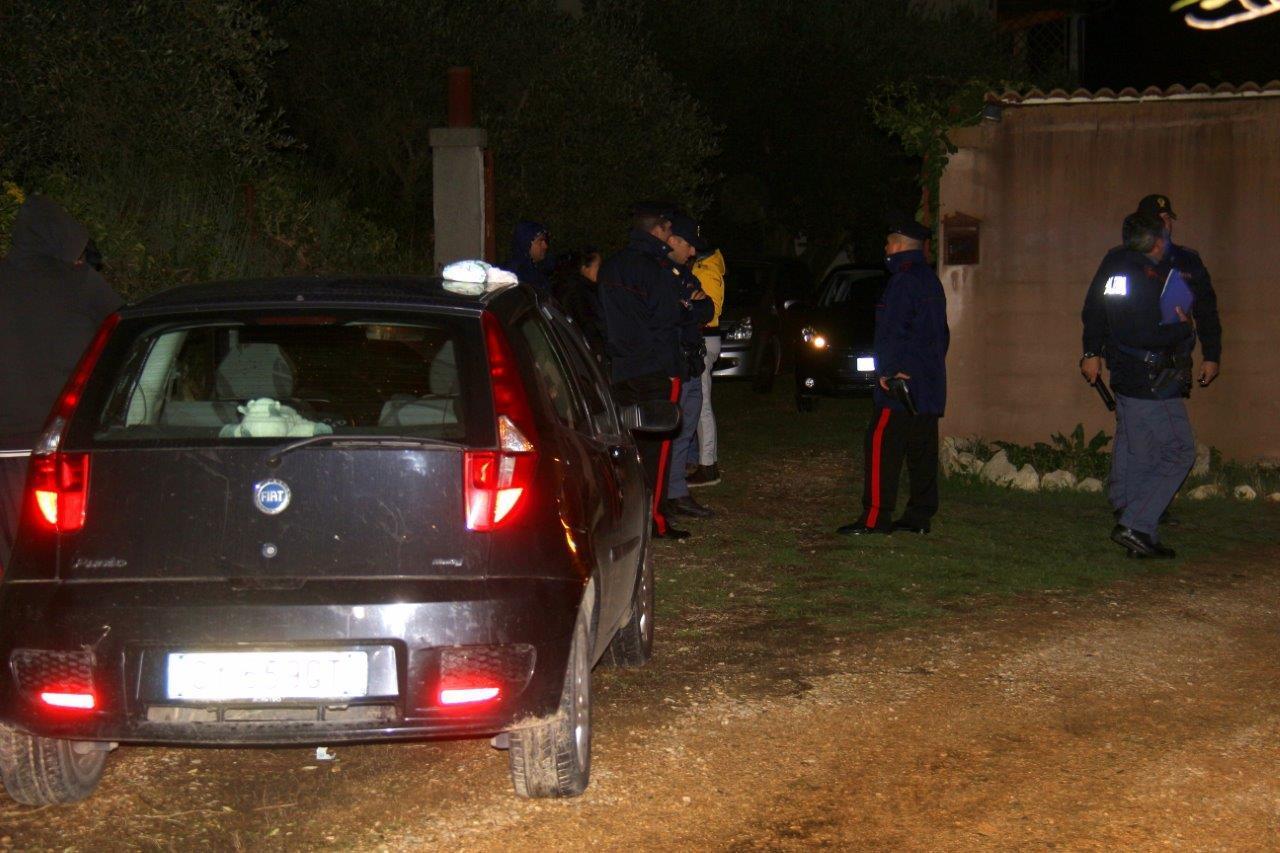 Orrore a Sassari: pesta a sangue la moglie, la cosparge di benzina e le dà fuoco 