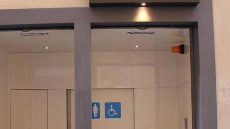 Cinque bagni pubblici, si cercano i soldi