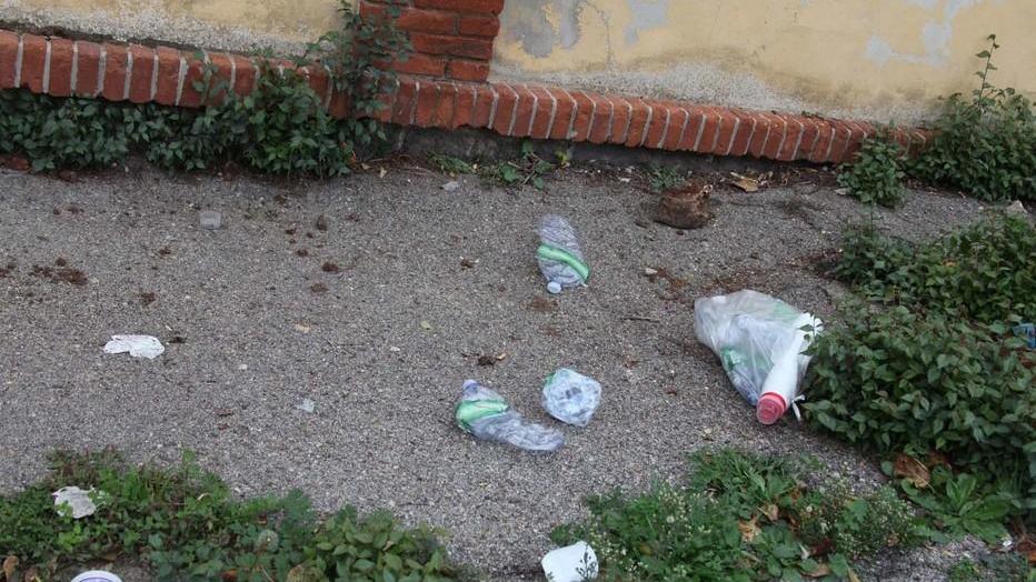 Proteste in via Cottolengo per il buio e la sporcizia