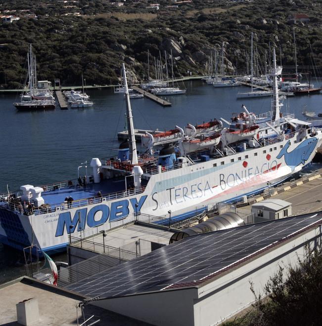 Navi ferme tra Santa Teresa e Bonifacio