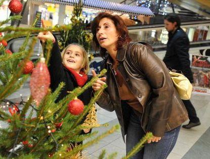 Per i negozi è già Natale con panettoni e palline 
