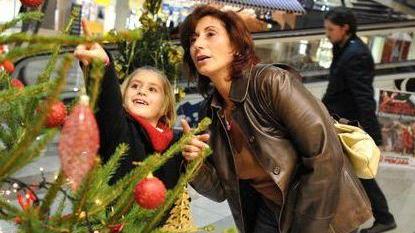 Per i negozi è già Natale con panettoni e palline
