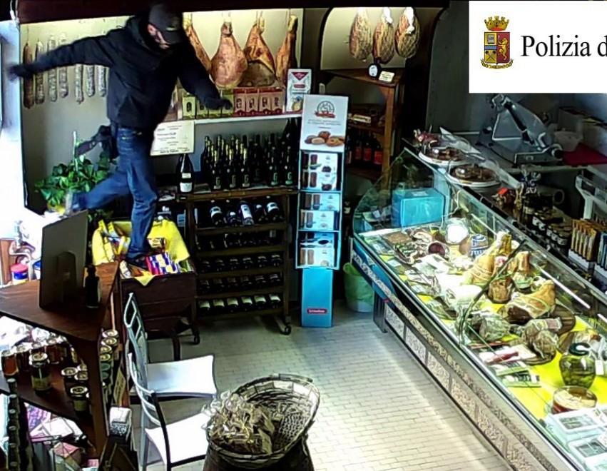 Ladro acrobata incastrato dai video 
