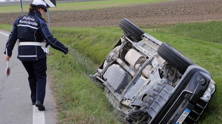 Sbanda nel fossato a bordo di una jeep carica di farina