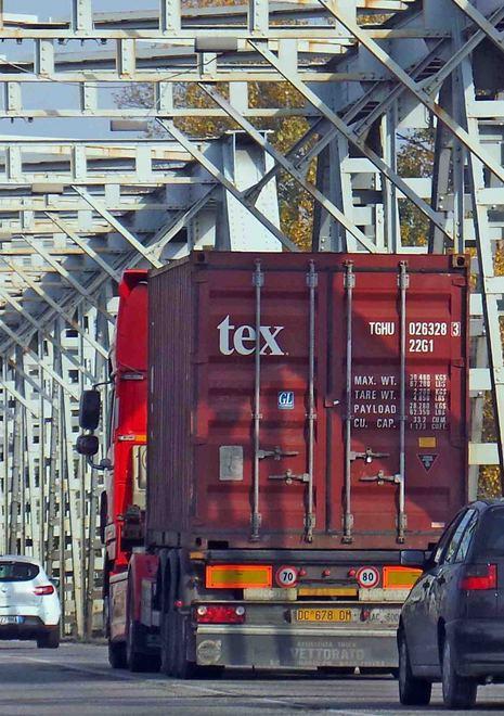 Mezzi più pesanti sul ponte solo di notte 