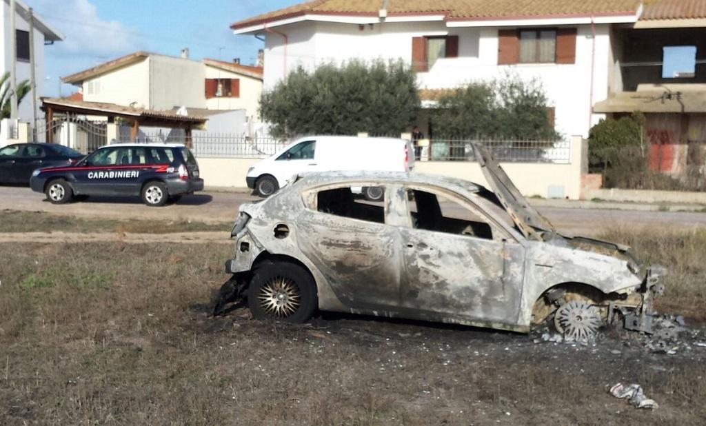 L'auto incendiata a Tanca Marchesa (foto F. Pinna)