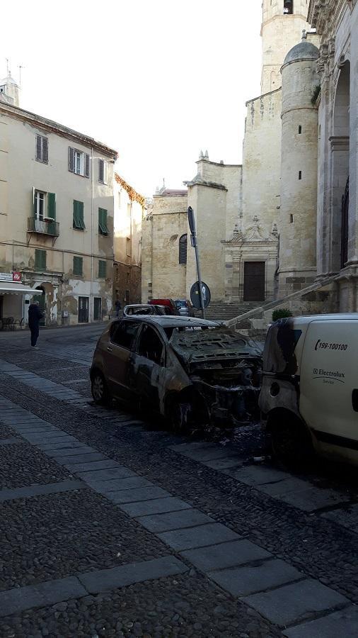 Le auto bruciate in piazza Duomo
