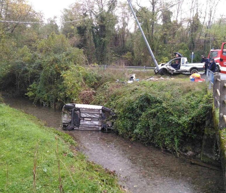 Tenta un sorpasso, perde il controllo dell'auto e finisce nel torrente