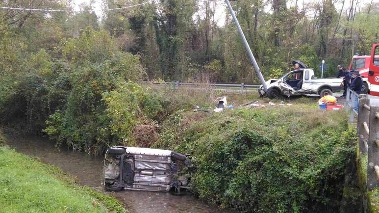 Tenta un sorpasso, perde il controllo dell'auto e finisce nel torrente