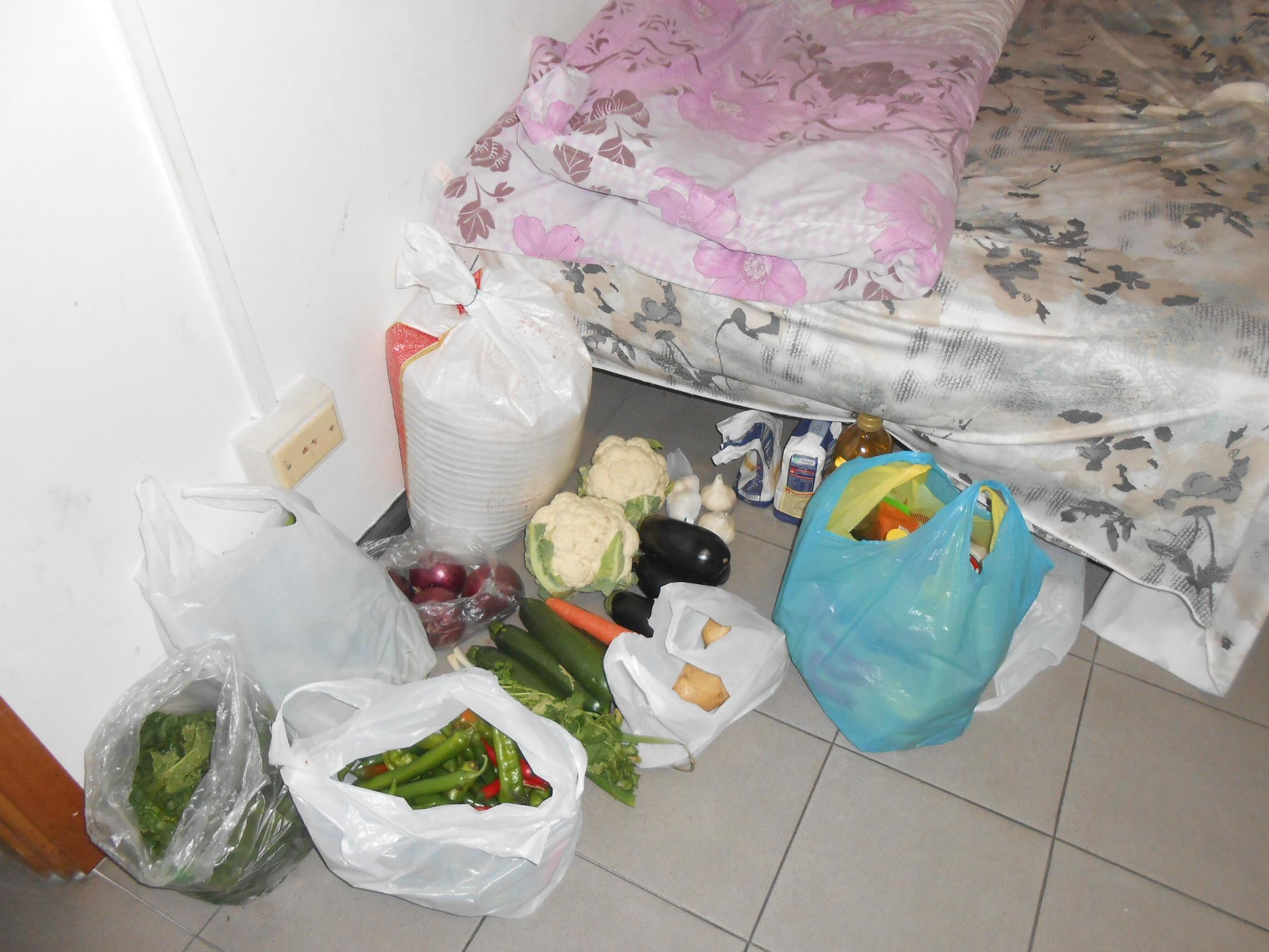 Anche gli alimenti di fianco ai post letto nell'affittacamere di via Frascati