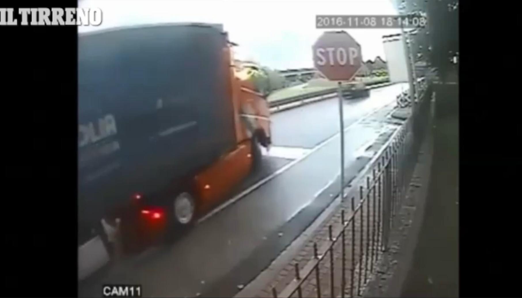 Un fotogramma del video che mostra la manovra pericolosa del tir allo svincolo di Montopoli