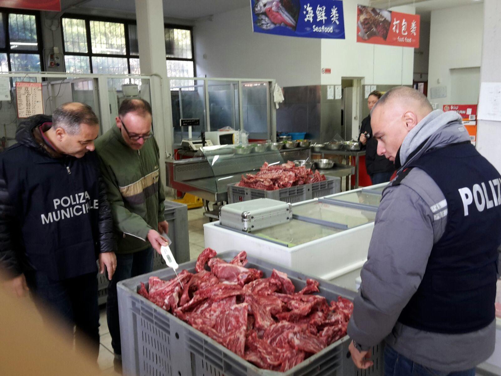 Il controllo della squadra interforze nel supermercato cinese