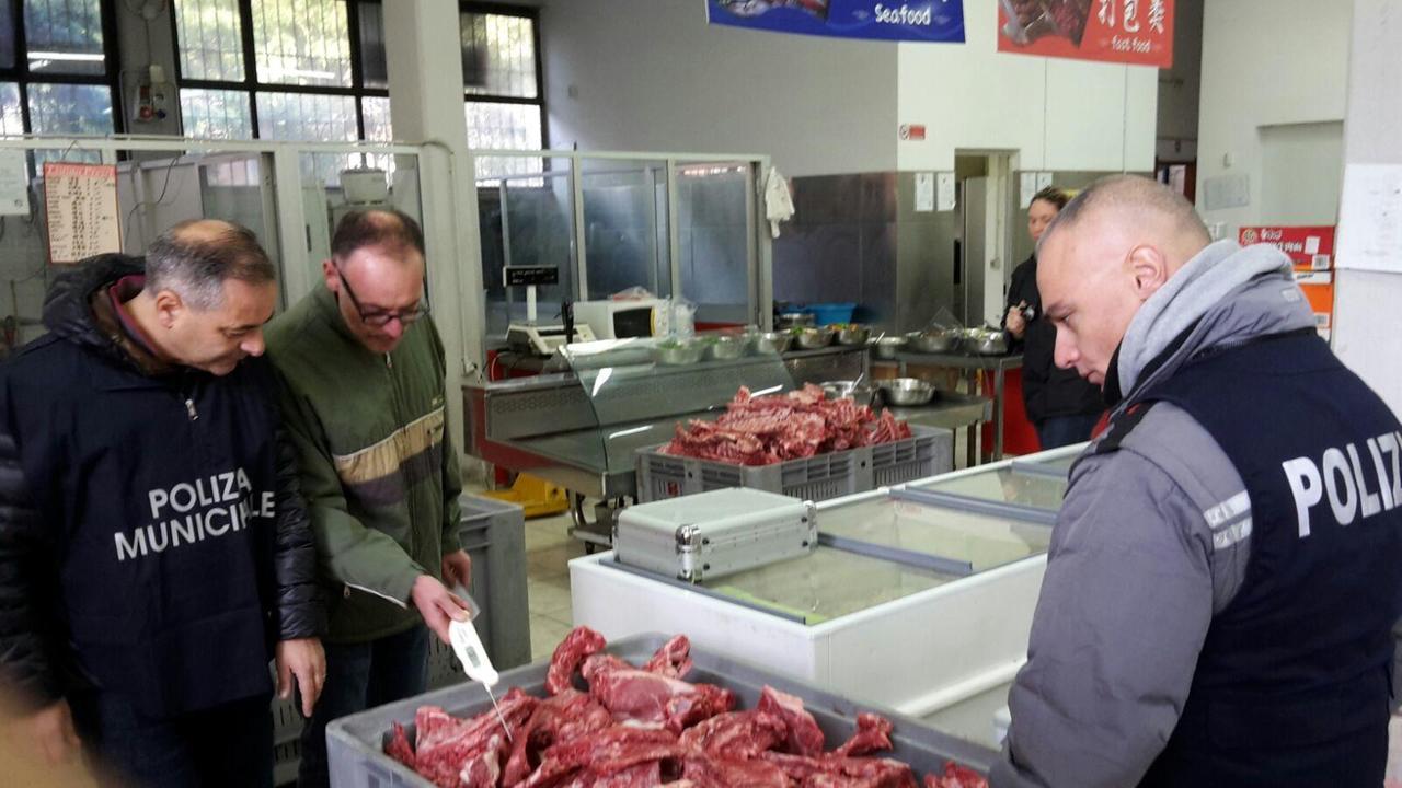 Il controllo della squadra interforze nel supermercato cinese