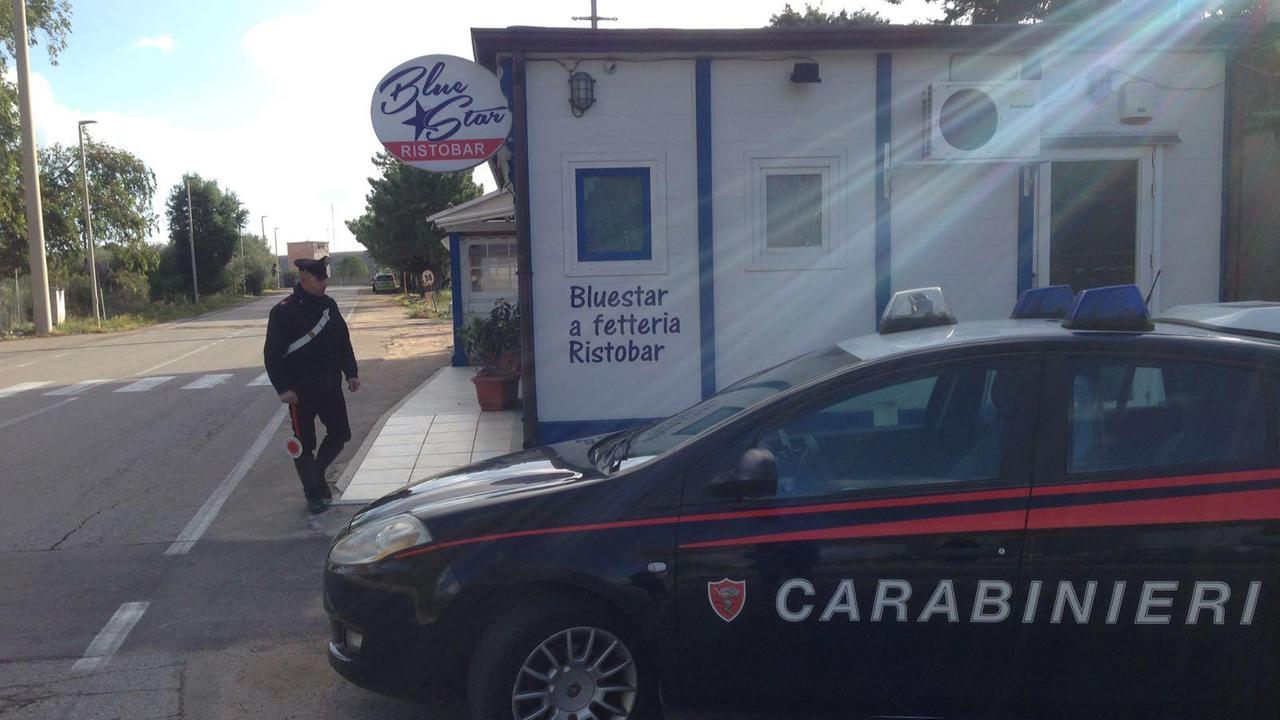 L'auto dei carabinieri davanti al locale dell'ex compagna dell'uomo arrestato