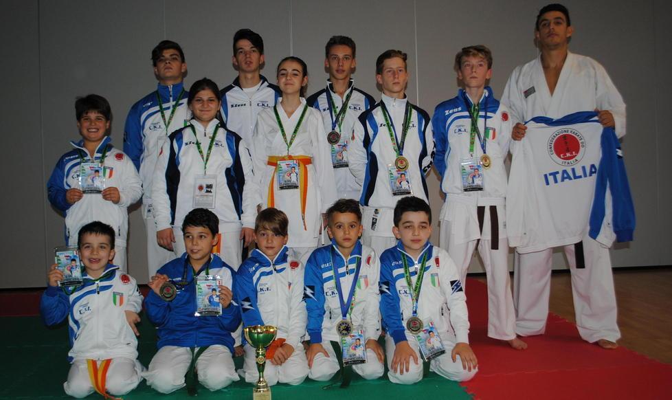 Gli atelti della Freeline Karate Pistoia con i medagliati