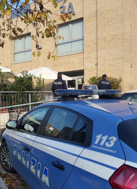 La polizia all'ingresso del bar 3A