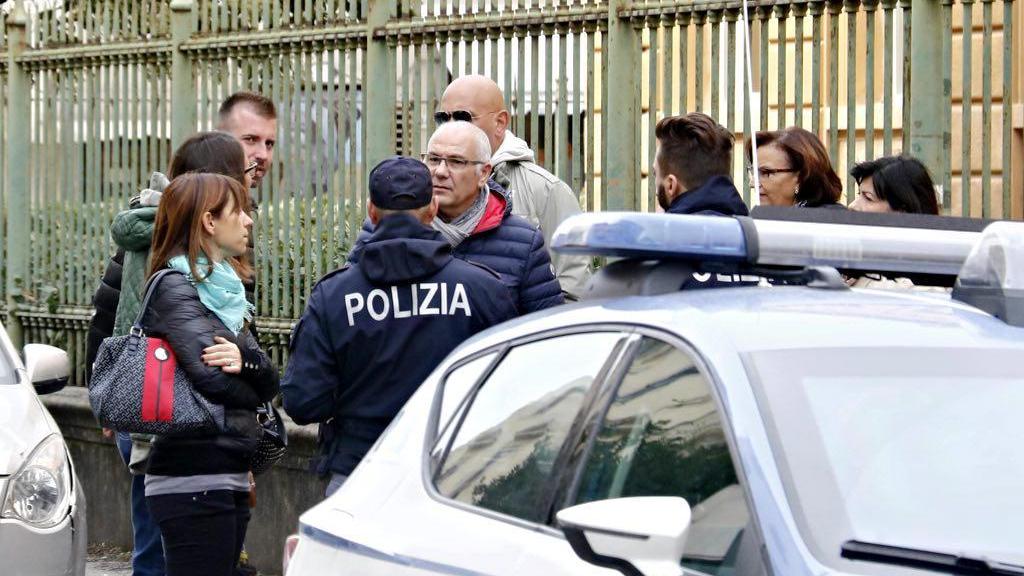 La polizia fuori dalla scuola per la protesta dei genitori