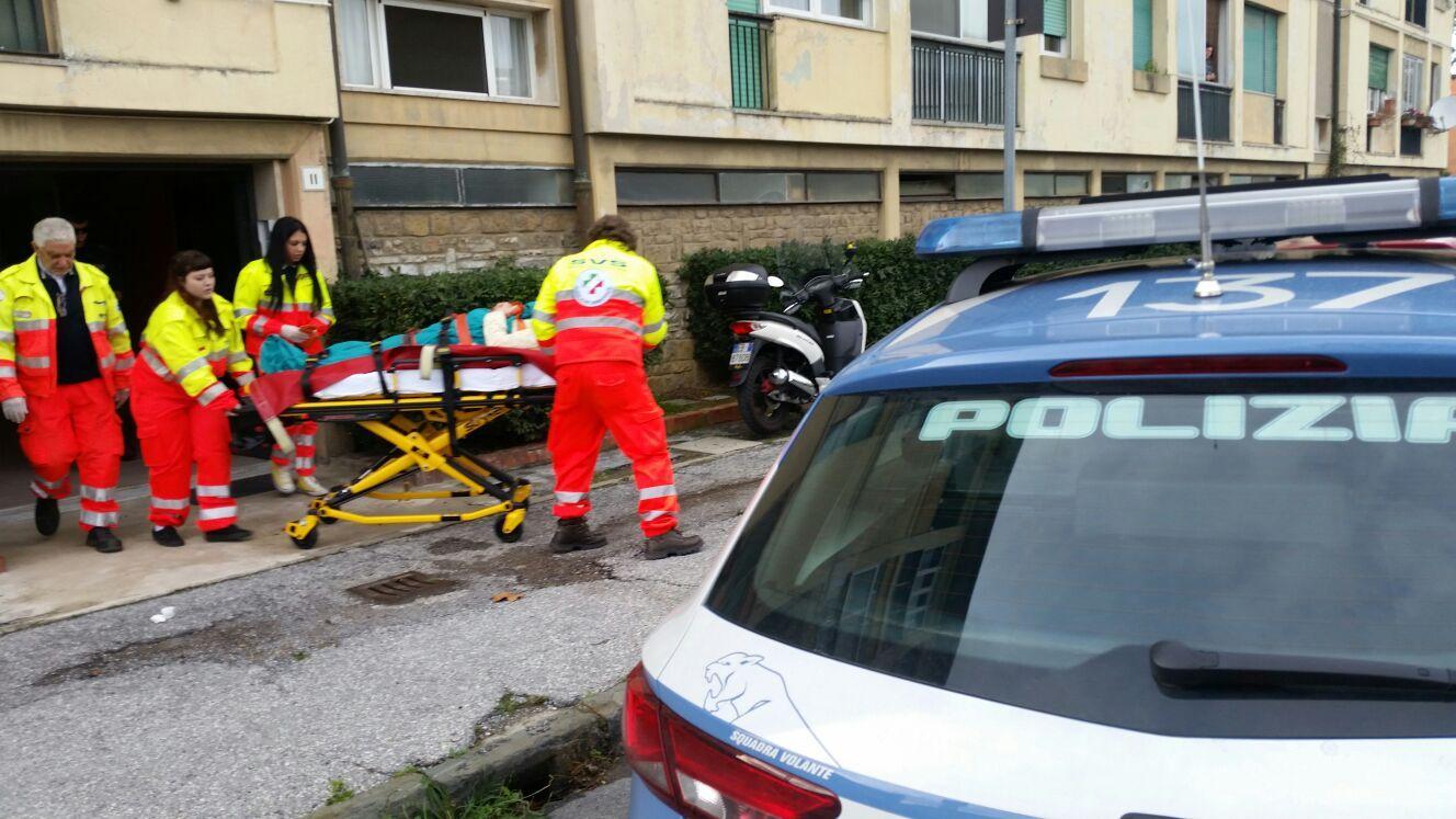 Le volanti della polizia e i soccorritori della Svs in via Orosi