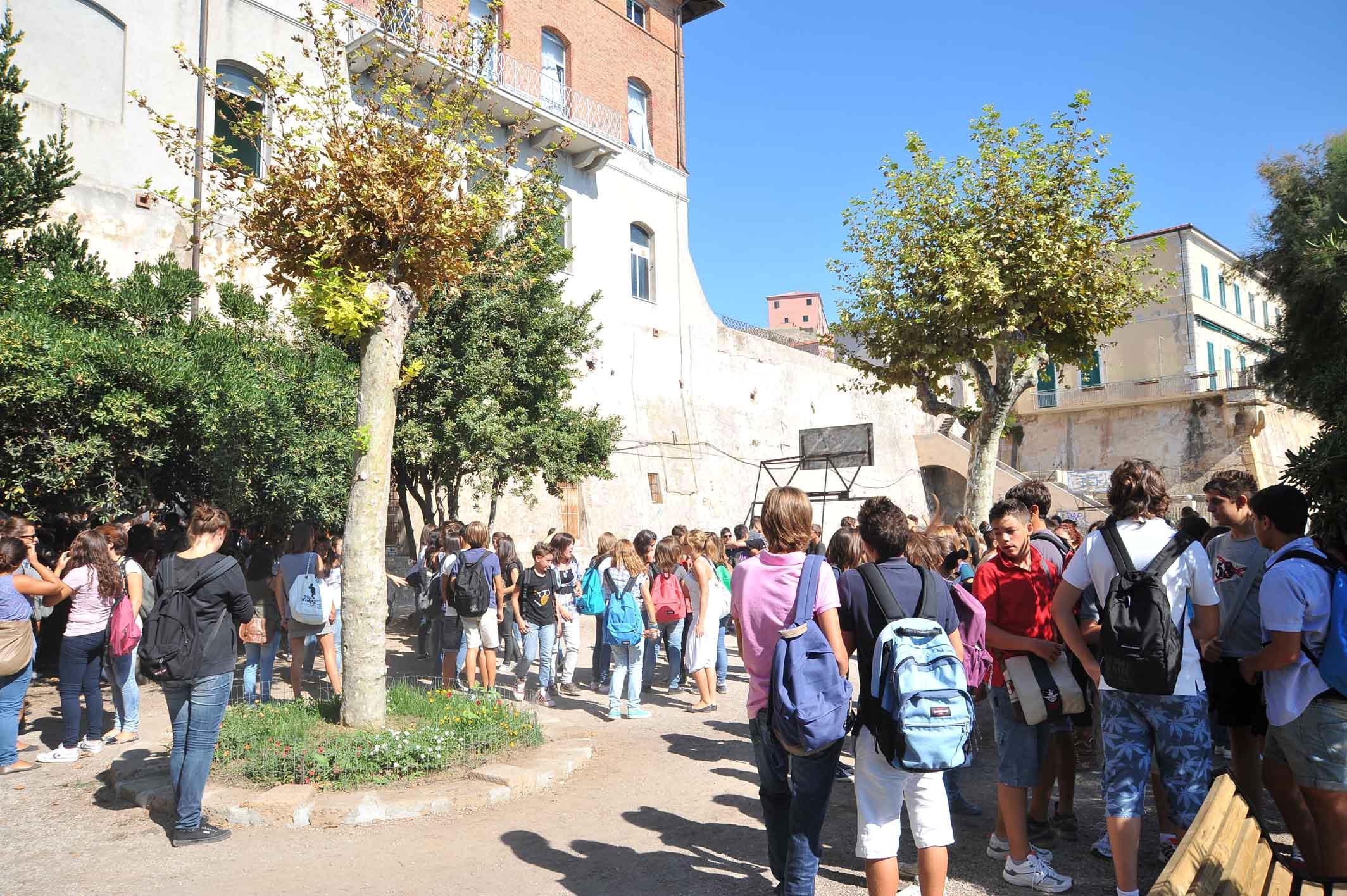 Studenti nel cortile del Foresi