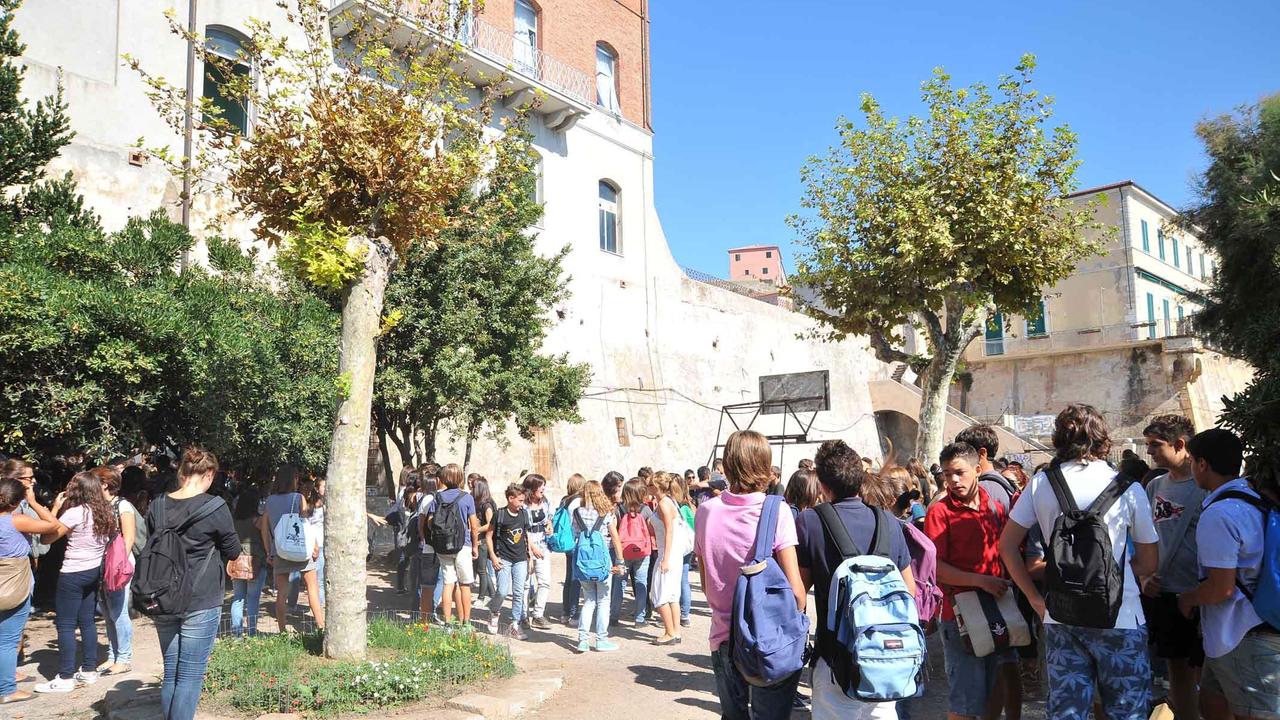 Studenti nel cortile del Foresi