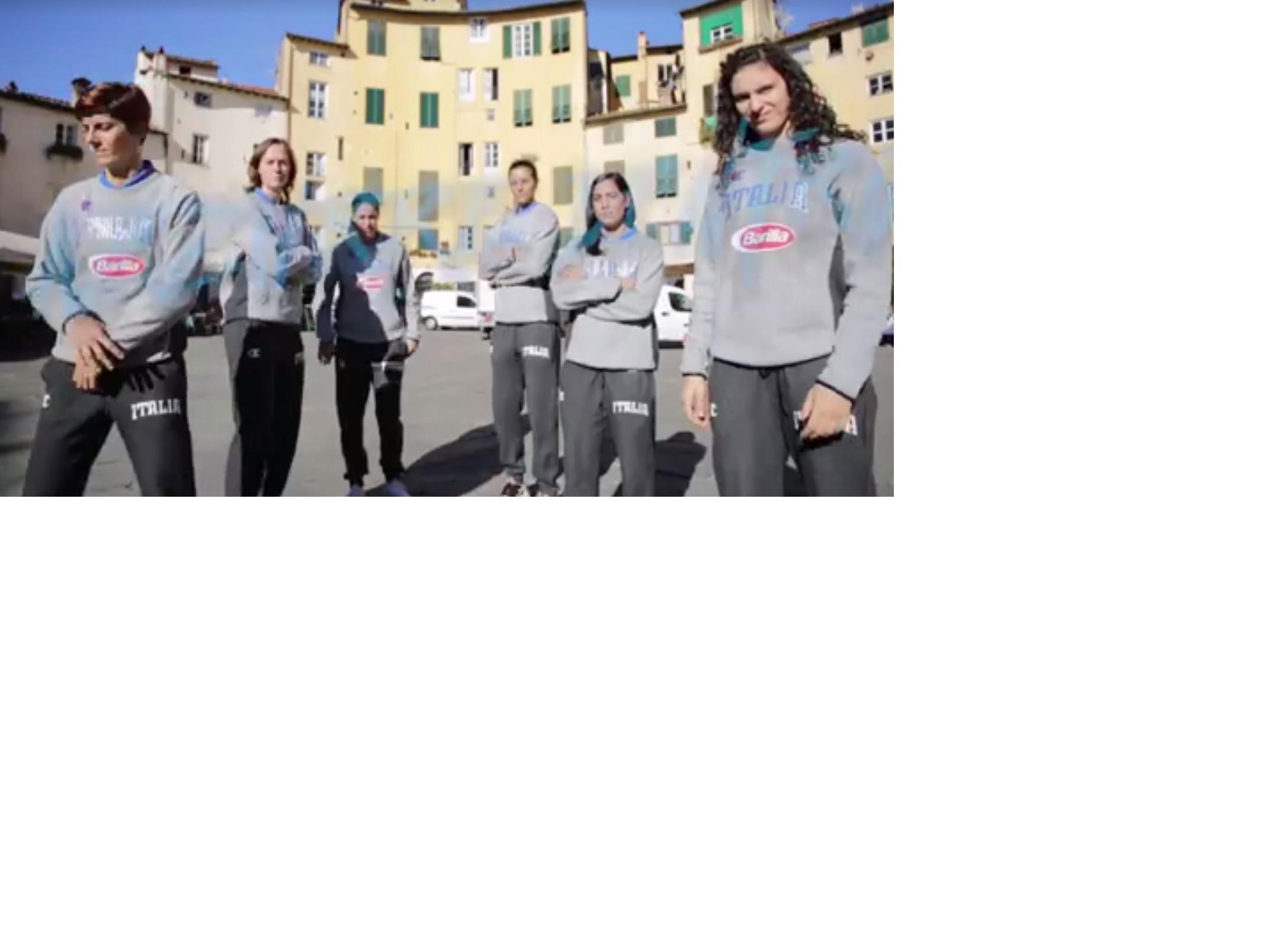 Le azzurre in piazza Anfiteatro 