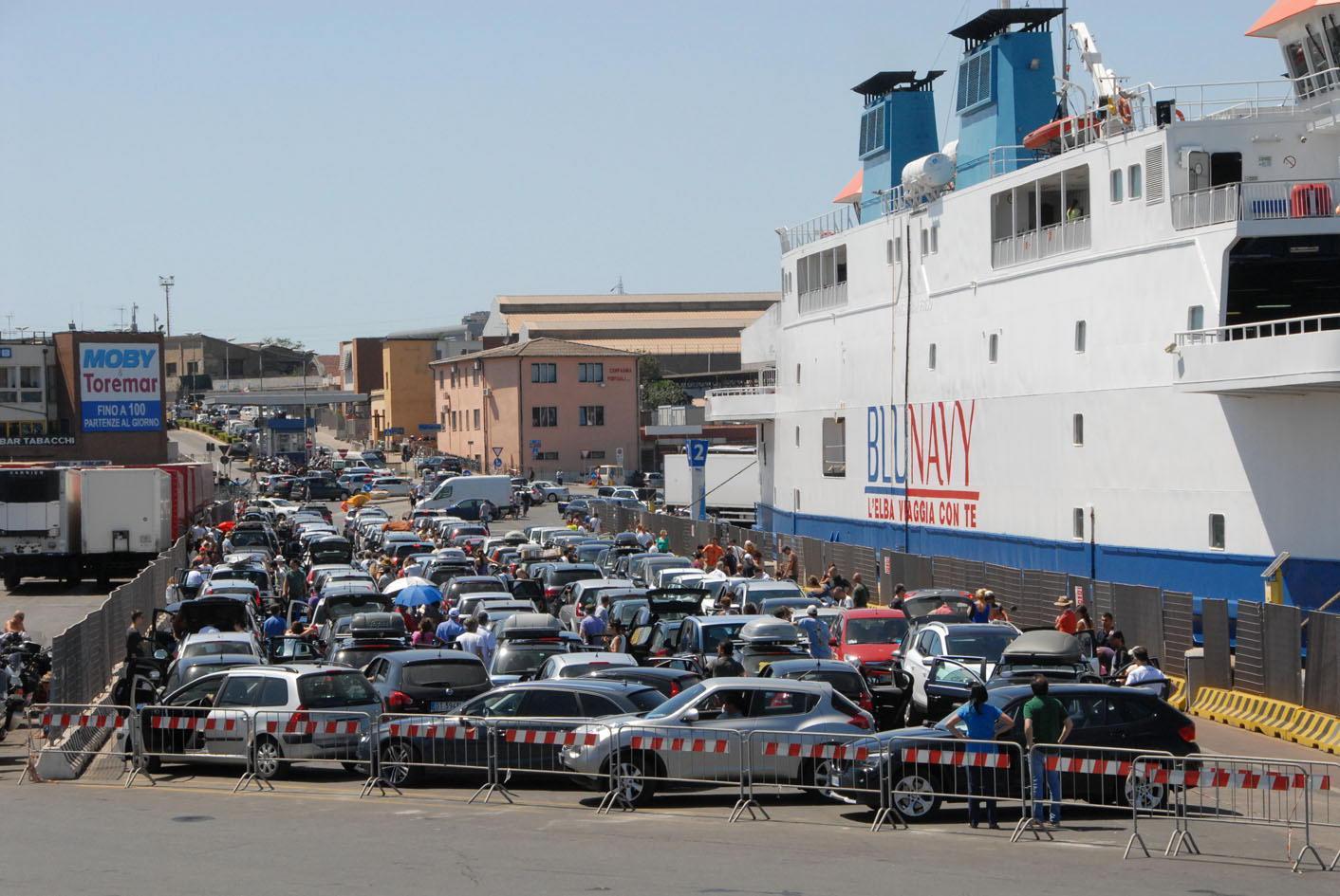 File agli imbarchi al porto di Piombino (foto Paolo Barlettani)