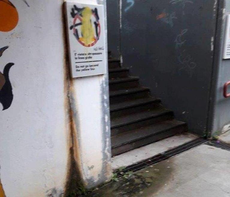 Fra pozze, muffa e rifiuti il sottopasso è nel degrado 