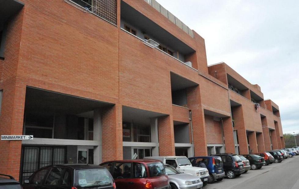 Dorme alla stazione: «Voglio la casa al Poggio» 