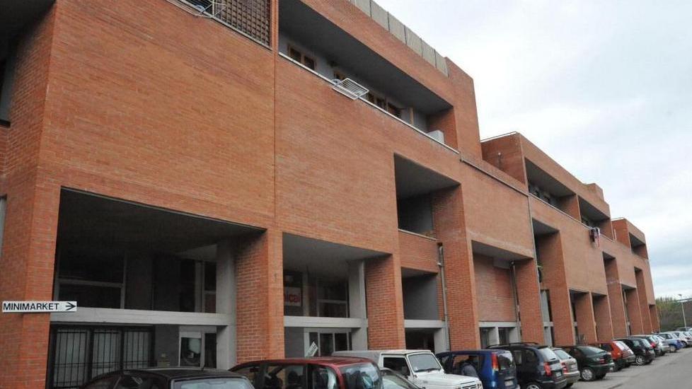 Dorme alla stazione: «Voglio la casa al Poggio»