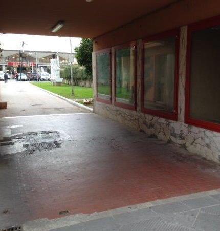 Passo pedonale in stato indecoroso