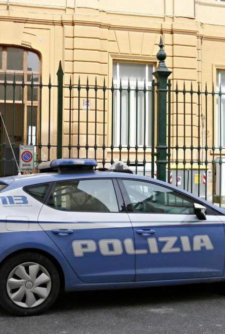 Minaccia un negoziante con una siringa per derubarlo
