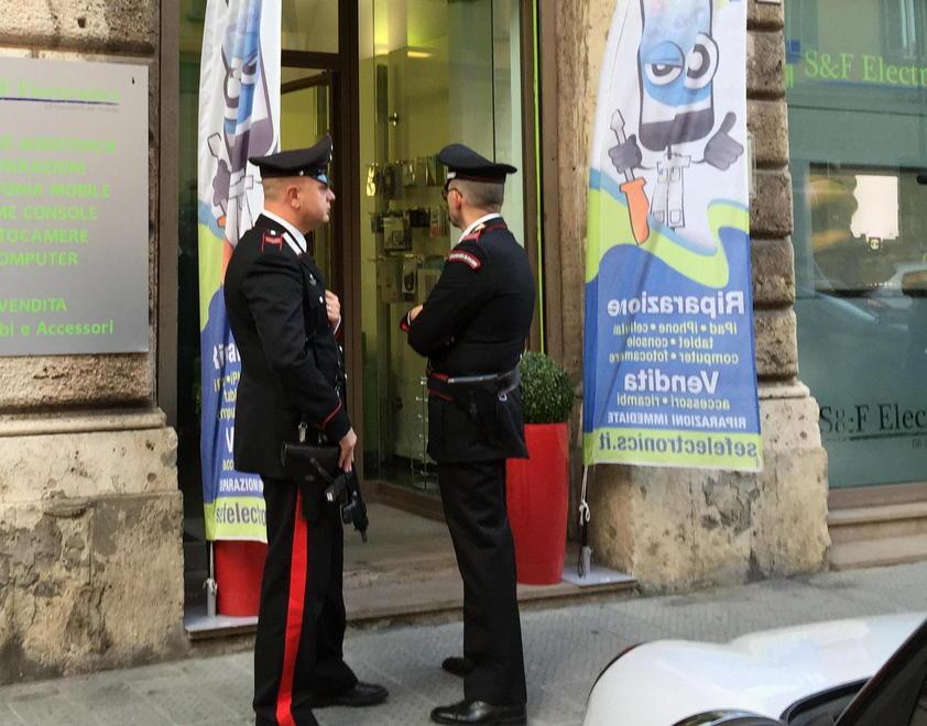 Spari in centro: si cerca sempre la pistola