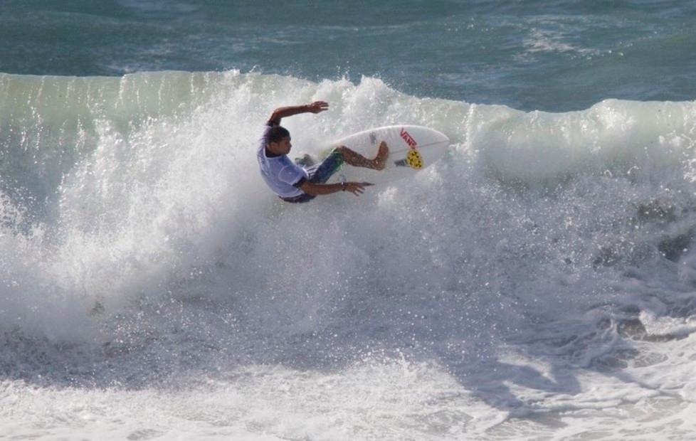 Il surfer sardo Porcella a Maui sfida l'onda più grande del mondo
