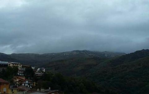 Prime spruzzate di neve sui monti 