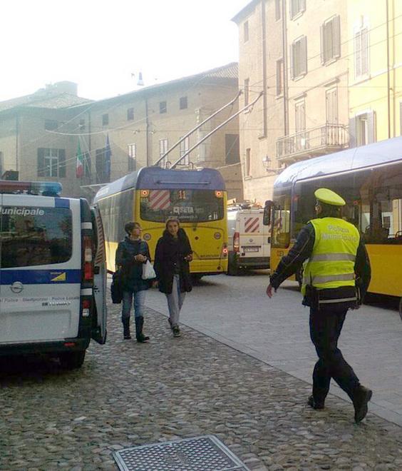 Anziana urtata dall’autobus in corso Duomo