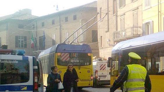 Anziana urtata dall’autobus in corso Duomo