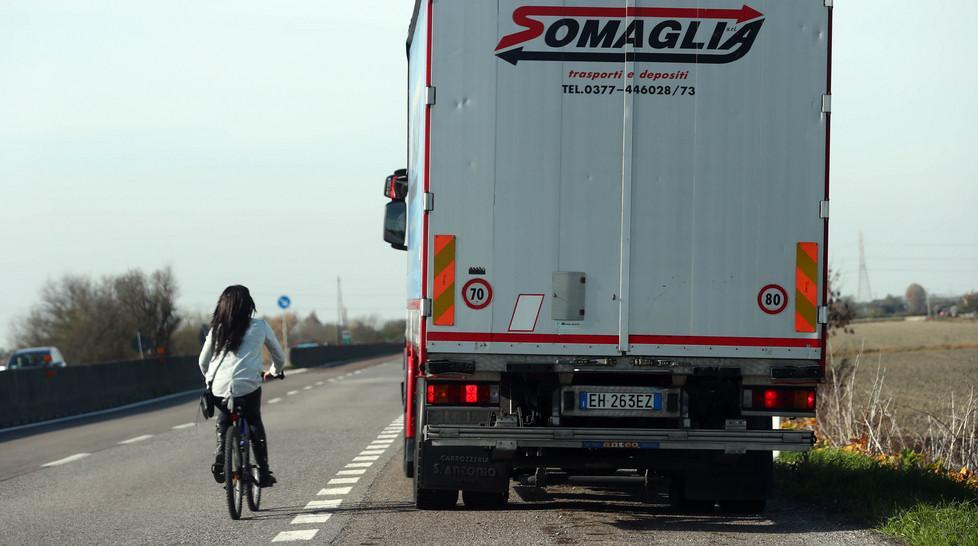 In bicicletta sulla Superstrada «Non credevo fosse vietato»