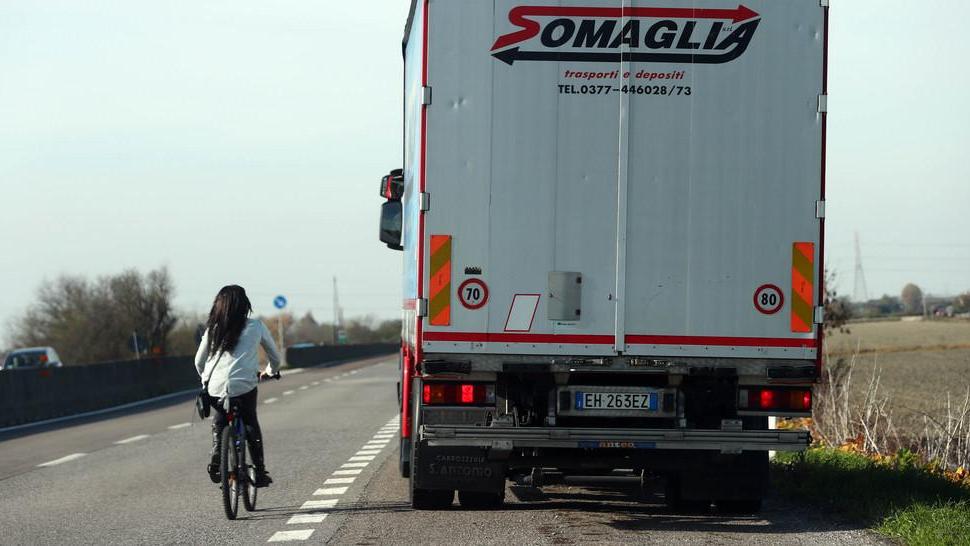 In bicicletta sulla Superstrada «Non credevo fosse vietato»