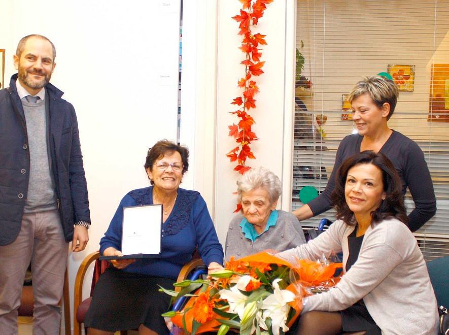 Premiata da Comune la centenaria Vittoria Targa 